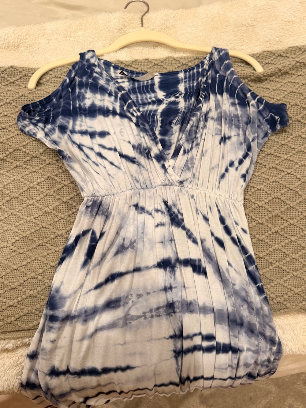 Cold-Shoulder Tie-Dye V-Neck Women's Top in Navy and White